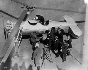 El Autogiro cargando correo en la terraza del edificio postal de Filadelfia [Juan de la Cierva]