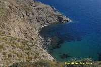 Figura 8. Cala Barrila, con una estrecha playa de arena gruesa, gravas y cantos