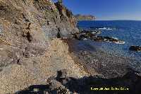 Figura 12. Cala del cabezo Calaburrilla, alargada cala de arena y gravas