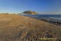 Figura 16. Cala de La Cola, parte inicial. Se pueden observar las lajas rocosas semicubiertas por el agua