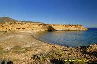 Figura 15. Cala Blanca, encajonada entre costa acantilada  media