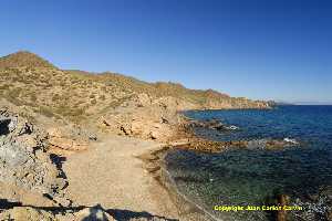 Figura 2. Cala del Barranco del Muerto, encajonada entre acantilados que no superan los 20 metros de altura