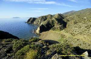 Figura 13. Playa Bao de las Mujeres, recogida cala de arena fina entre costa acantilada alta