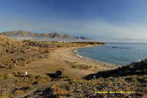 Figura 22. Playa del Ballenato con la sierra de las Moreras al fondo