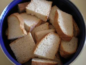 Rebanadas de pan casero en remojo