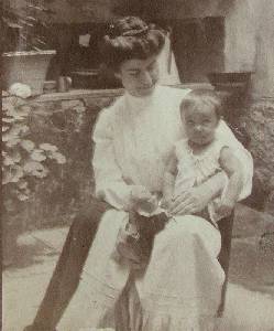 Con su abuela Carlota Tom�s, 12 enero 1908