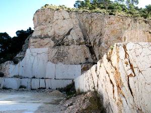 Detalle de una cantera, hoy abandonada, sobre rocas calizas de algas y alveolinas del Eoceno en la sierra del Carche