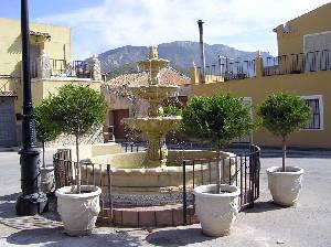 Fuente en plaza de la iglesia