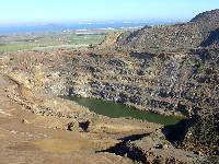 Panormica de la corta de los Blancos (Llano del Beal), donde se extraan sulfuros de plomo y cinc generados por el hidrotermalismo mioceno