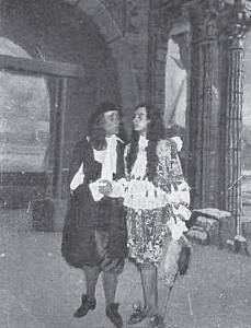 D�az de Mendoza y su hijo en una escena de ''La vida alegre y confiada''