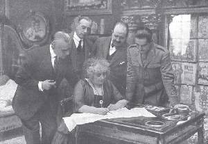 Mar�a Guerrero muestra a D�az de Mendoza y a otros acompa�antes los planos del Teatro Cervantes