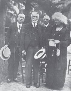 Fernando D�az de Mendoza, junto al escritor �lvaro Palacio Vald�s