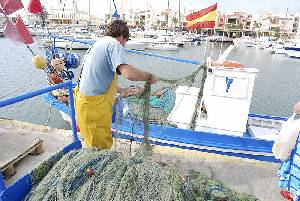 Pescador recogiendo las artes de pesca [Lenguado]