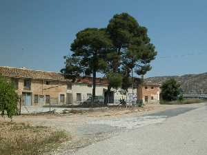 Poblado de las Casas del Puerto, a las puertas del Parque. P. R. Sierra del Carche.