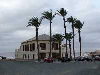 Restaurante junto al mar