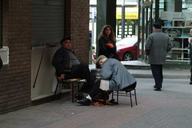 Limpia botas en el paseo